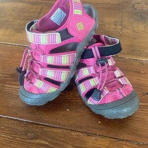 Girl closed toe sandal